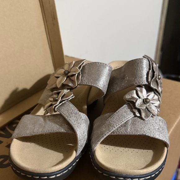 Collection B Women's Silver Floral Sandals - Picture 3 of 4